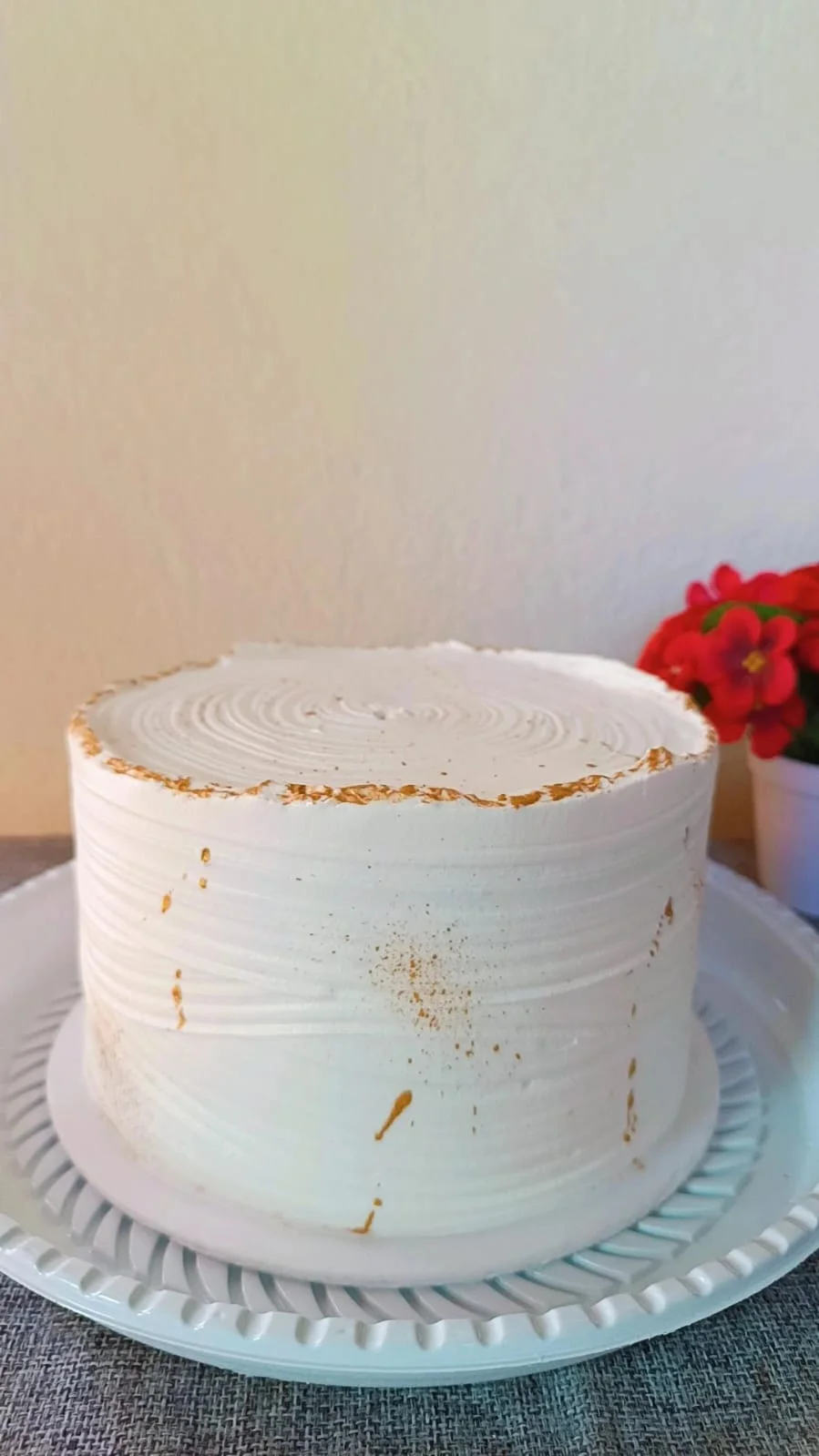 Bolo Branco Simples - Bolo branco com decoração minimalista e elegante