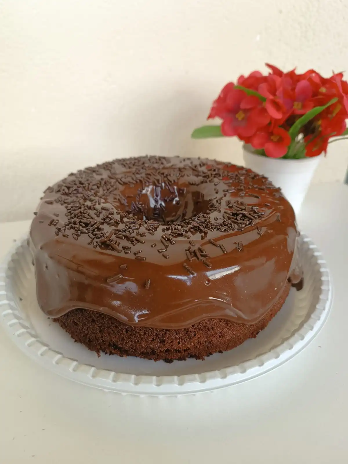 Bolo vulcão - Bolo de chocolate com doce de leite e crocante de amendoim