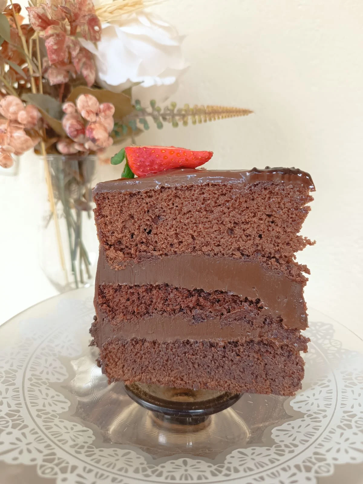 Fatia de Bolo - Fatia generosa de bolo de chocolate com recheio cremoso